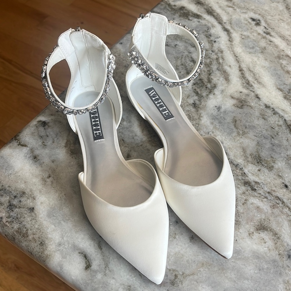 Ivory Vera Wang Flats - Size 7.5